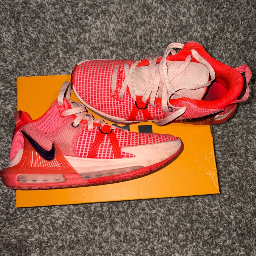 LeBron Witness VII Nike Crimson Red and Cave Purple Athletic Shoes - Picture 5 of 6